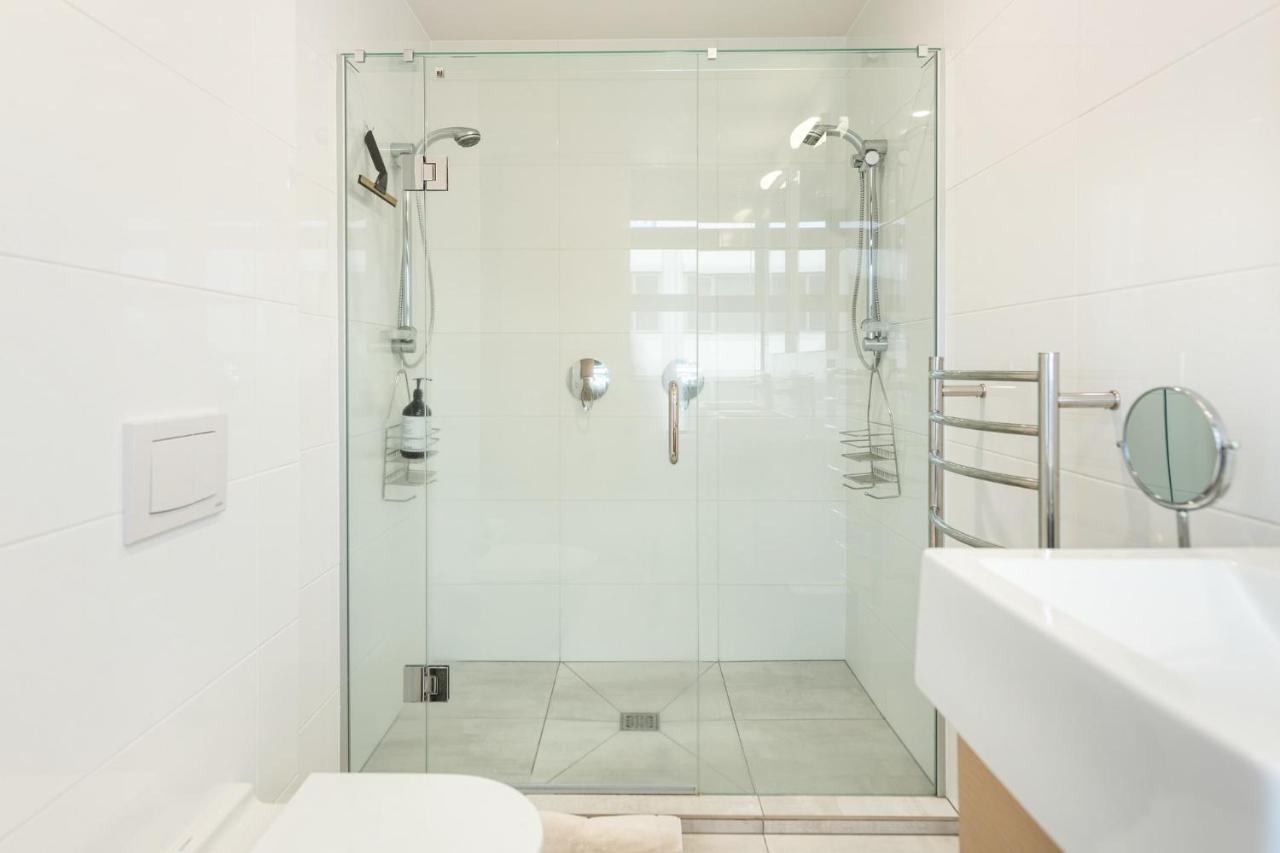 Superb Elevated Views Of Harbour With Heated Pool, Gym & Parking Apartment Mount Maunganui Bagian luar foto