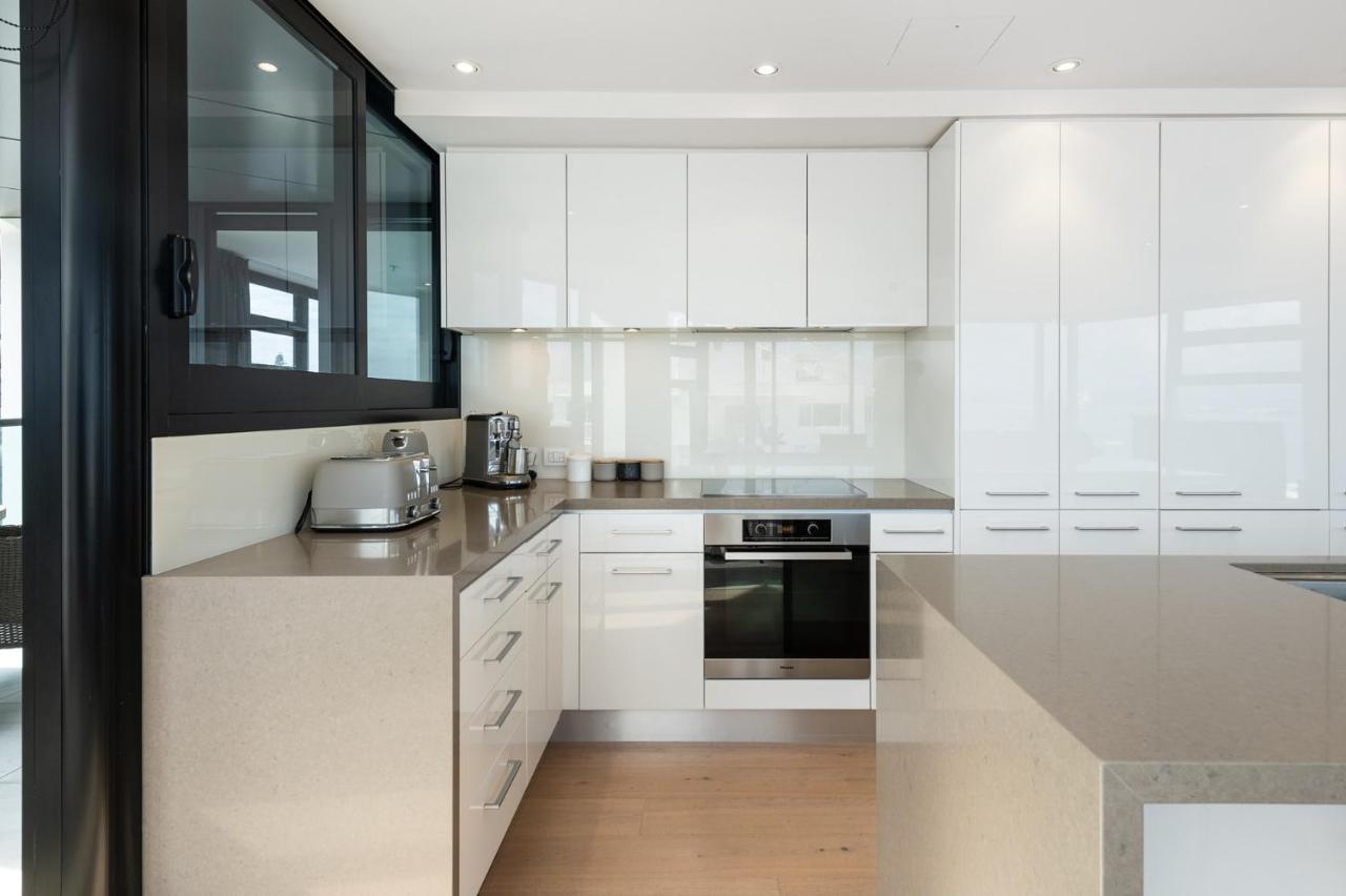 Superb Elevated Views Of Harbour With Heated Pool, Gym & Parking Apartment Mount Maunganui Bagian luar foto