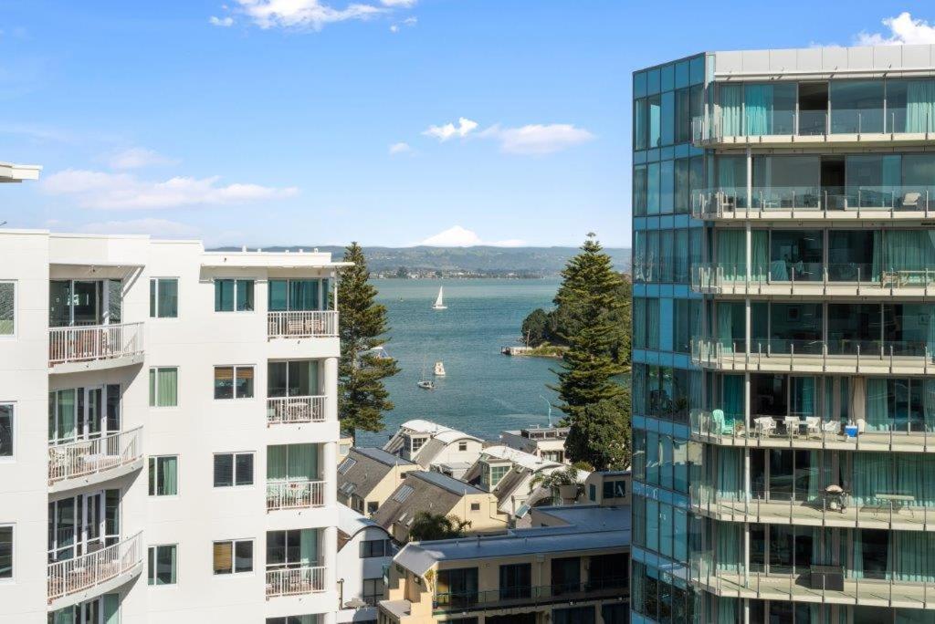 Superb Elevated Views Of Harbour With Heated Pool, Gym & Parking Apartment Mount Maunganui Bagian luar foto